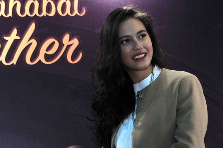 Duta Tim Tam Pevita Pearce saat peluncuran program Tim Tam dan Sahabat, Great Together di Liberica Gandaria City, Jakarta, Kamia (19/11/2015). Program Tim Tam dan Sahabat, Great Together untuk menginspirasi para wanita muda agar semakin bersemangat menciptakan momen-momen istimewa dan indah bersama sahabat sebagai bagian dari pencapaian sosialnya.
KOMPAS IMAGES/KRISTIANTO PURNOMO