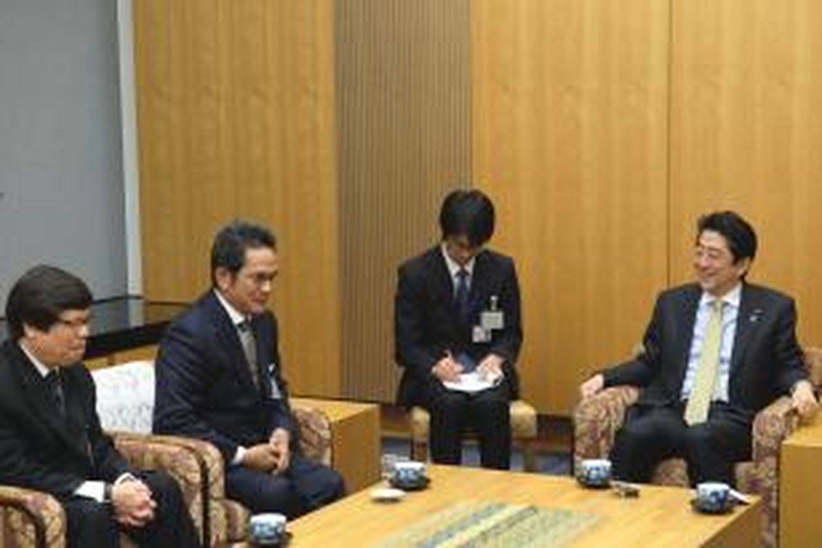 Duta Besar Indonesia untuk Jepang Yusron Ihza Mahendra (kedua kiri) saat bertemu dengan PM Jepang Shinzo Abe