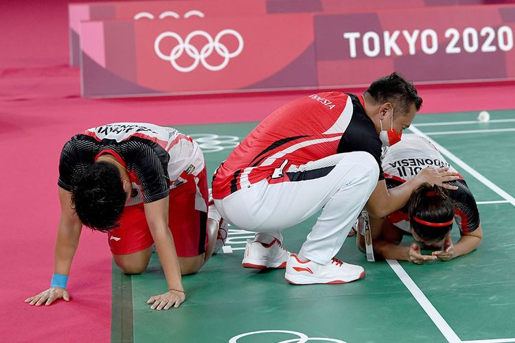 Pebulu tangkis ganda putri Indonesia Greysia Pollii/Apriyani Rahayu melakukan selebrasi dengah pelatih mereka Eng Hian setelah mengalahkan lawannya ganda putri China Chen Qing Chen/Jia Yi Fan dalam final Olimpiade Tokyo 2020 di Musashino Forest Sport Plaza, Tokyo, Jepang, Senin (2/8/2021). Greysia Pollii/Apriyani Rahayu berhasil meraih medal emasi setelah mengalahkan Chen/Jia Yi Fan dua set langsung dengan skor 21-19 dan 21-15.