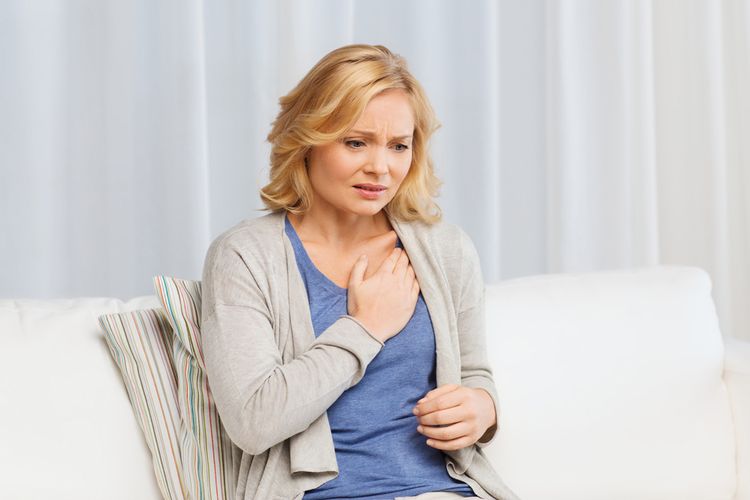 Rasa nyeri di bagian dada adalah salah satu gejala serangan jantung yang perlu diwaspadai.