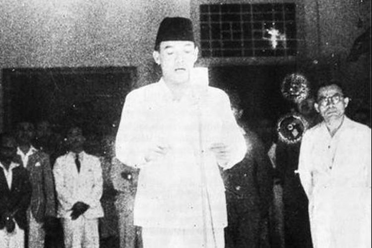 Foto karya Frans Mendur yang mengabadikan Presiden Soekarno membacakan naskah proklamasi di Jalan Pegangsaan Timur, Nomor 56, Cikini, Jakarta. 