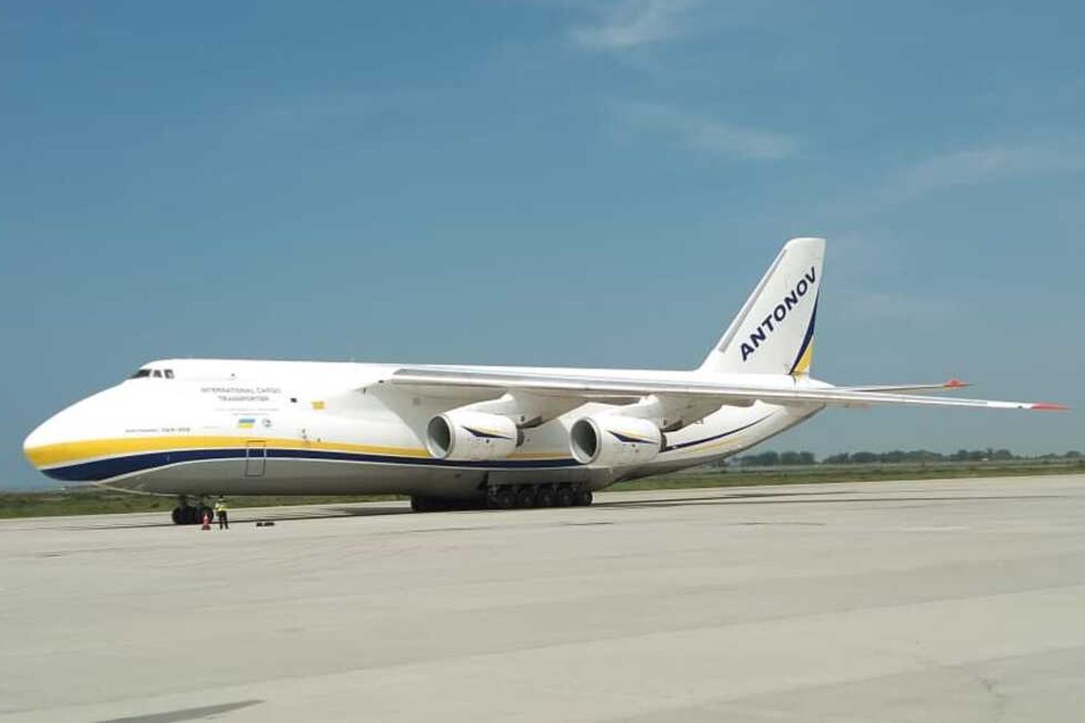 Pesawat berbadan lebar Antonov buatan Ukraina melakoni pendaratan perdana di Bandara Yogyakarta International Airport (YIA) di Kulon Progo, Daerah Istimewa Yogyakarta. 