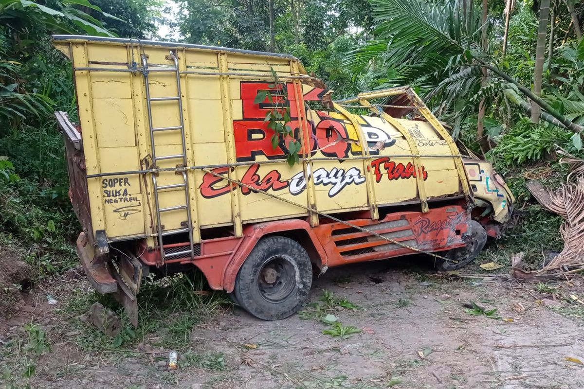 Truk yang memuat 25 penumpang di Probolinggo, Jawa Timur, hancur setelah terguling, Minggu (28/5/2023). 