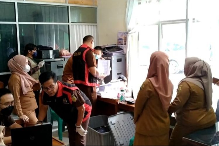 Tim penyidik Kejati Lampung menggeledah kantor Dinas Lingkungan Hidup Bandar Lampung, Selasa (30/8/2022) siang. Kejati Lampung sedang mengusut dugaan korupsi retribusi sampah di dinas tersebut.