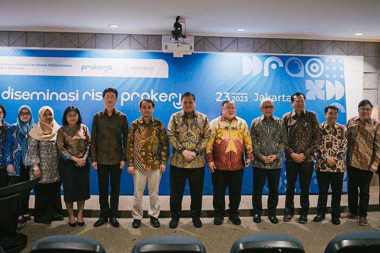 Menteri Koordinator Bidang Perekonomian (Menko Perekonomian) Airlangga Hartarto dalam acara Diseminasi Riset Prakerja ?Continuous Improvement, Evidence-driven Decision Making? yang diselenggarakan oleh Prakerja dan Lembaga Penyelidikan Ekonomi dan Masyarakat (LPEM) Fakultas Ekonomi dan Bisnis (FEB) Universitas Indonesia (UI) di Auditorium Magister Manajemen (MM) UI Salemba, Kamis.
