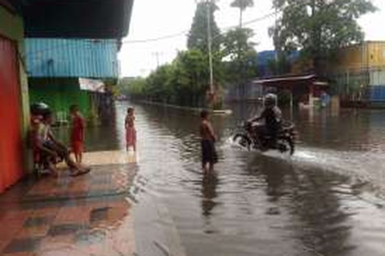 Hujan deras yang mengguyur Kota Ambon sejak Sabtu (31/7/2016) kembali merendam sejumlah pemukiman warga di kota itu