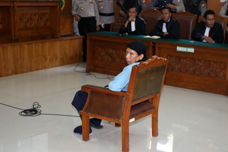 Terdakwa kasus teror bom Thamrin, Aman Abdurrahman menjalani sidang putusan di Pengadilan Negeri Jakarta Selatan, Jumat (22/6/2018). Majelis hakim Pengadilan Negeri Jakarta Selatan menjatuhkan hukuman mati kepada terdakwa.