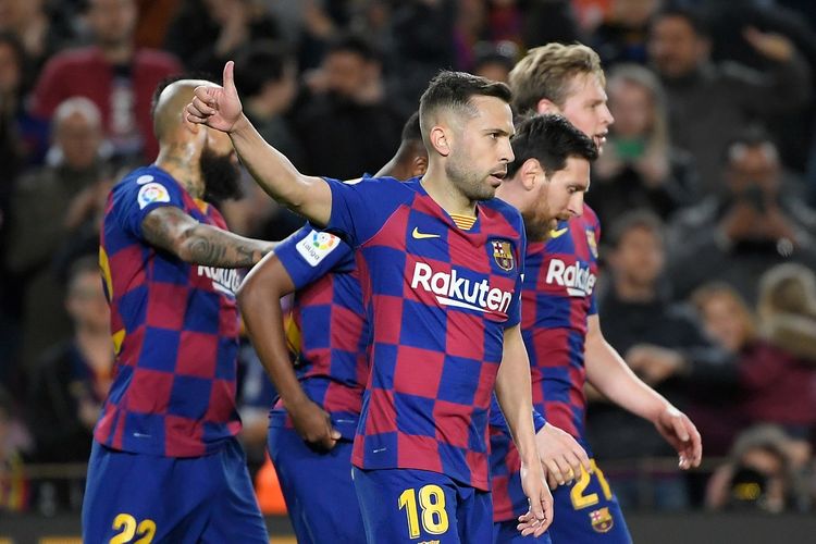 Bek Barcelona Spanyol Jordi Alba merayakan setelah mencetak gol yang dianulir selama pertandingan sepak bola liga Spanyol antara FC Barcelona dan Real Sociedad di stadion Camp Nou di Barcelona pada 7 Maret 2020.