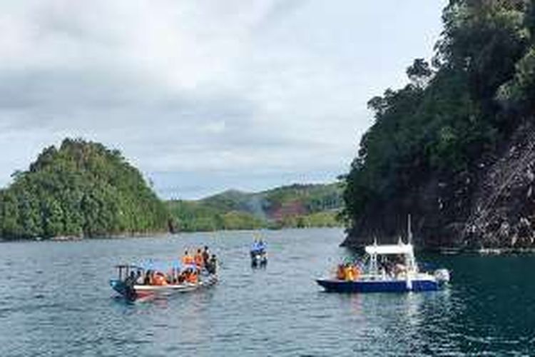 Kapal motor bermuatan wisatawan berlabuh di sekitar Pulau Sironjong di Kawasan Wisata Bahari Mandeh, Pesisir Selatan, Sumatera Barat, Sabtu (26/3/2016). Selain jalur darat, Mandeh juga bisa ditempuh dengan Kapal Wisata Bintang Mandeh. Kapal tersebut, menurut rencana, akan mulai melayani wisatawan pada minggu kedua April dengan harga tiket Rp 350.000 per orang untuk paket satu hari perjalanan.