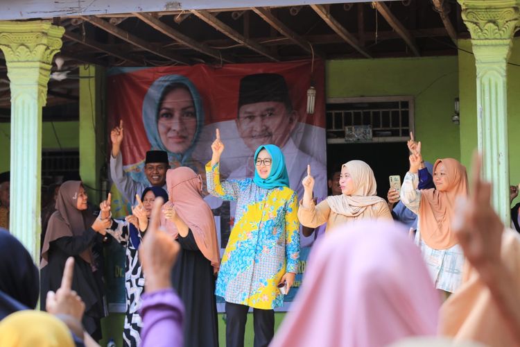 Calon gubernur Banten nomor urut 1 Airin Rachmi Diany saat bersilaturahmi dengan masyarakat Kabupaten Lebak, Rabu (13/11/2024). 