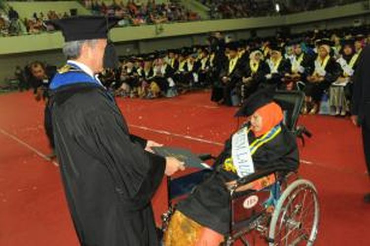 Icha saat diwisuda. dokumen Humas FMIPA UNY
