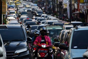 Kunjungan Wisatawan ke Paris Van Java Melonjak, Jalan Sukajadi Padat Kendaraan