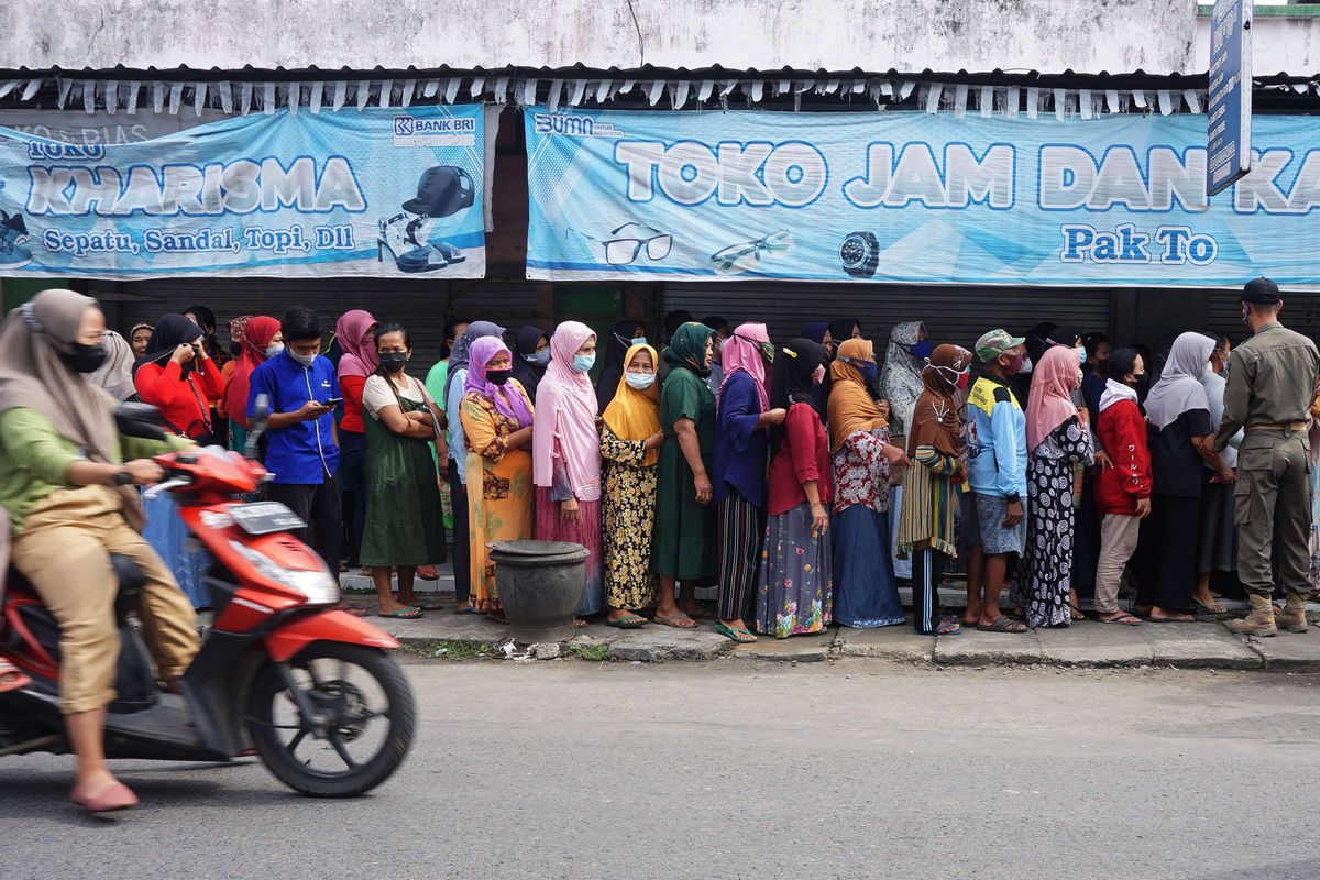 Warga mengantre beli minyak goreng dalam operasi pasar minyak goreng dan gula pasir di Wonodadi, Blitar, Jawa Timur, Kamis (10/2/2022). Operasi pasar minyak goreng murah Rp 13 ribu per liter sesuai harga eceran tertinggi (HET) pemerintah itu digelar untuk memenuhi kebutuhan masyarakat akan komoditas minyak goreng yang semakin langka dan harga yang terus melambung hingga di atas Rp 20 ribu per liter.