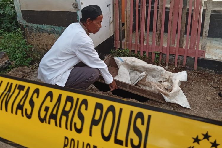 Lubang tempat ditemukan mayat anak berusia 2 tahun dalam halaman rumah Wowon di Kampung Babakan Mande, Desa Gunungsari, Kecamatan Ciranjang, Kabupaten Cianjur, Jawa Barat. Anak itu merupakan salah satu korban pembunuhan berantai Wowon cs.