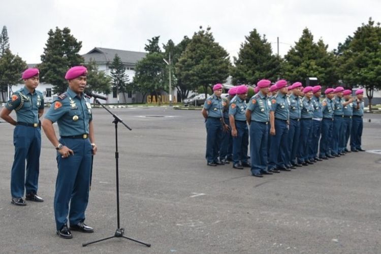 Komandan Korps Marinir (Dankormar) Mayjen TNI (Mar) Suhartono lepas Satgas Kemanusiaan di Lapangan Apel Brigif 1 Marinir Pasmar 1, Jakarta, Jumat (31/01/2020).