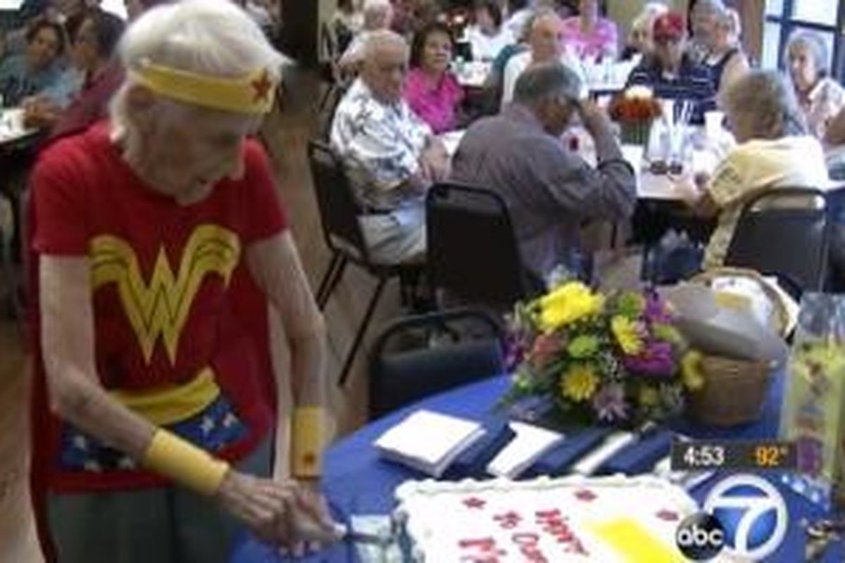 Kostum Wonder Woman yang dikenakan Nenek Cotter merupakan hadiah dari spesial dari teman-temannya di panti jompo. 