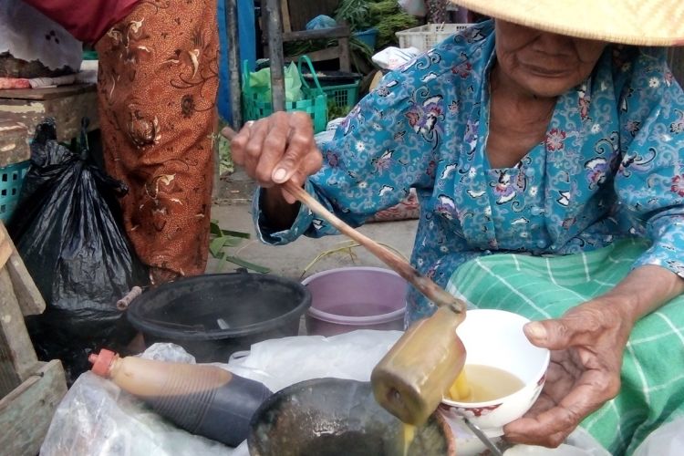 Mbah Sudiyah (75),  penjual bubur jamu coro  yang biasa menggelar dagangannya di Pasar Wonokerto,  Kecamatan Karangtengah.