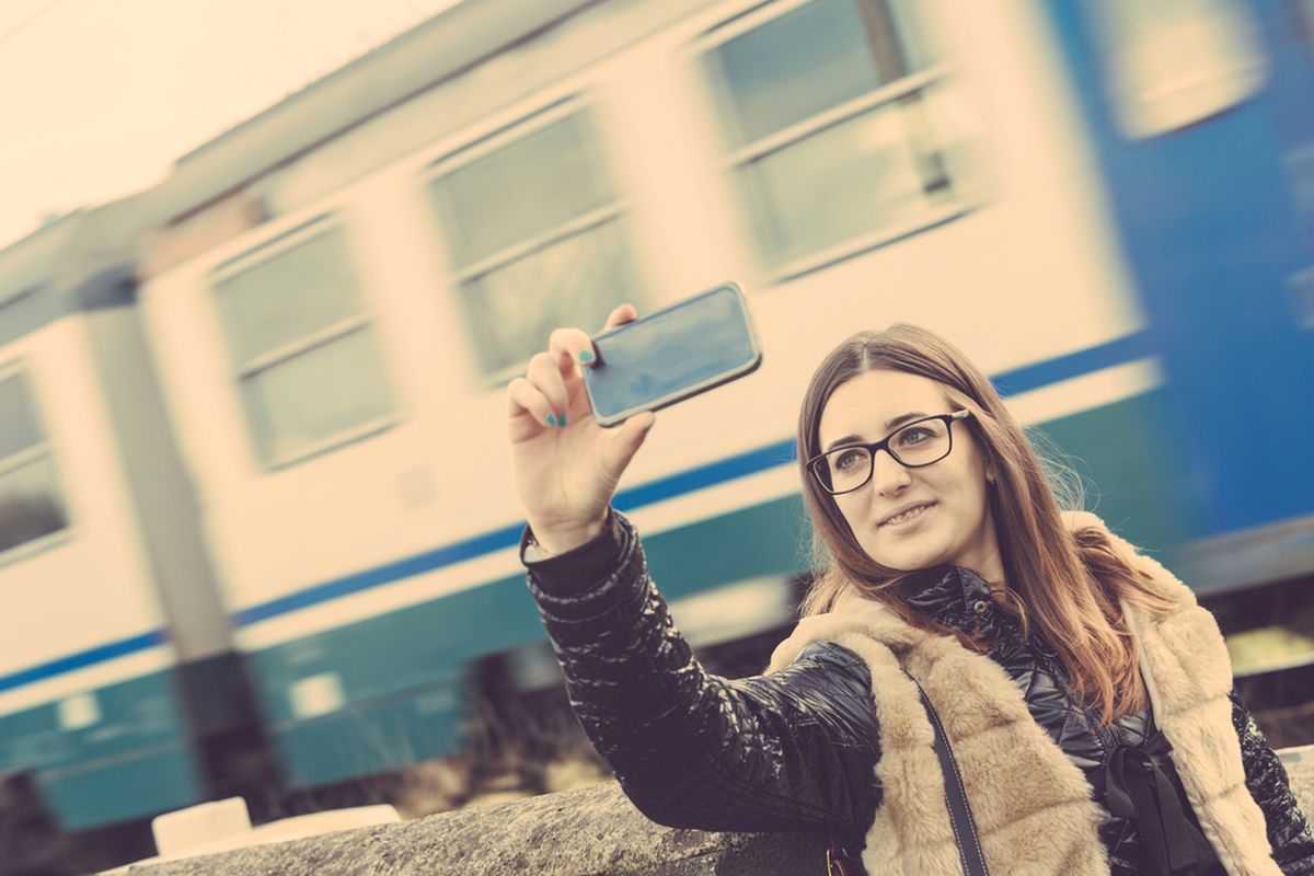Ilustrasi selfie, selfie di dekat rel kereta api