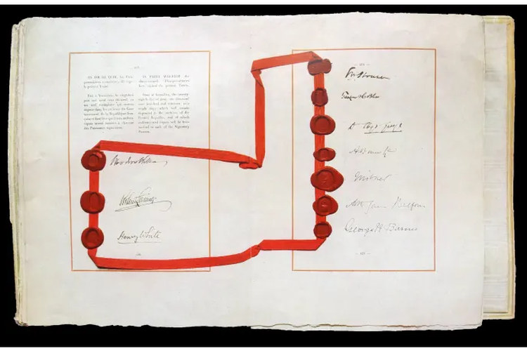 Perjanjian Versailles dengan tanda tangan Lloyd George, Woodrow Wilson, Andrew Bonar Law dan James Balfour.