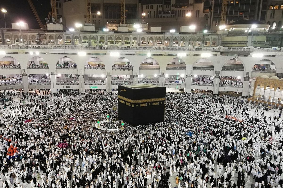 Umat Muslim sedang melaksanakan ibadah di Kabah Mekkah.