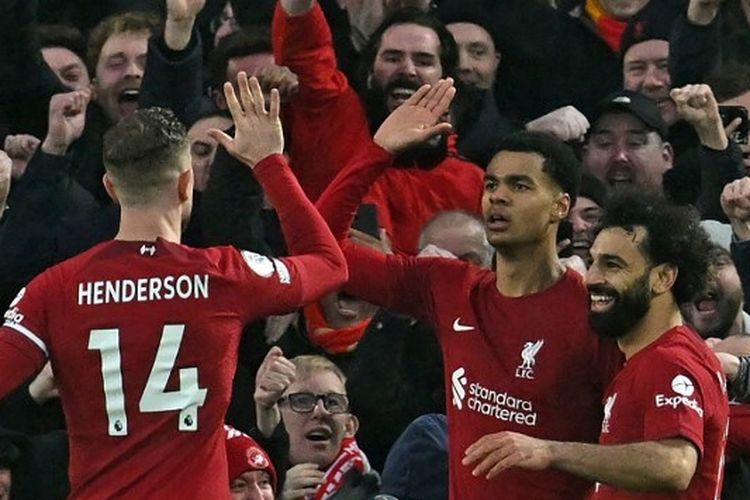 Penyerang Liverpool Cody Gakpo (tengah) merayakan gol ke gawang Manchester United dalam laga lanjutan Liga Inggris musim 2022-2023. Laga Liverpool vs Man United dalam pekan ke-26 Liga Inggris berlangsung di Stadion Anfield pada Minggu (5/3/2023) malam WIB. Artikel ini menyajikan klasemen Liga Inggris 2022-2023. 