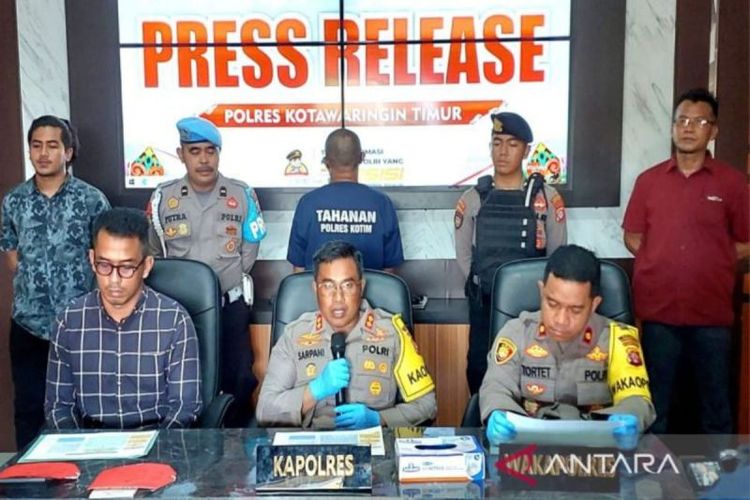 Kapolres Kotawaringin Timur AKBP Sarpani didampingi Wakapolres dan Kasat Reskrim memberikan keterangan pers terkait perkara penambangan ilegal, di Sampit, Kalteng, Kamis (3/8/2023).