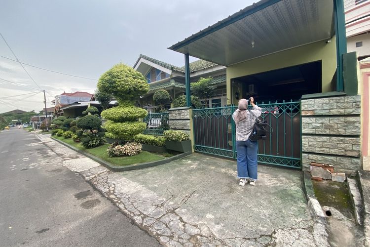 Seorang wartawan televisi merekam kondisi dalam rumah Kadiskes Lampung Reihana, Jumat (19/5/2023) sore. Tim KPK dikabarkan datang ke Lampung untuk menelusuri harta Reihana.