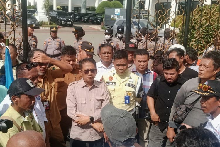371 Buruh Pabrik Pengolahan Kelapa di Sumbar Diduga Di-PHK Sepihak, Gaji hingga THR Belum Dibayar