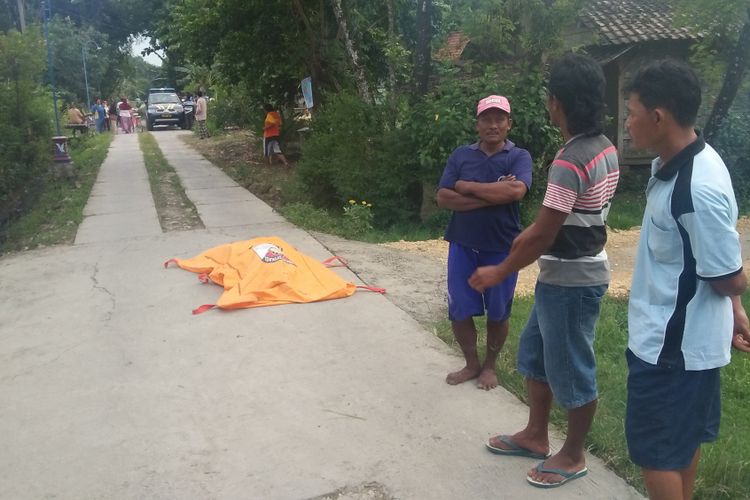 Tim Inafis Polres Grobogan mengevakuasi jasad Sri Mulyati (47), warga Desa Mayahan, Kecamatan Tawangharjo, Grobogan, Jateng, Rabu (17/1/2018).‎