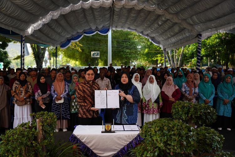 Pemkab HST memberikan bantuan BPJS Ketenagakerjaan bagi para pekerja di HST, Jumat (6/9/2024).