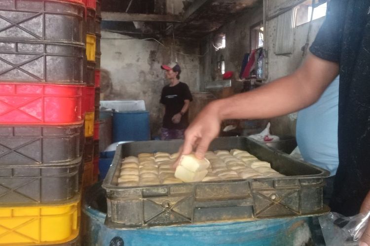 Kedelai Melonjak hingga Rp 10.700 Per Kg, Penjual Tahu Resah: Naikkan Harga atau Kecilkan Ukuran