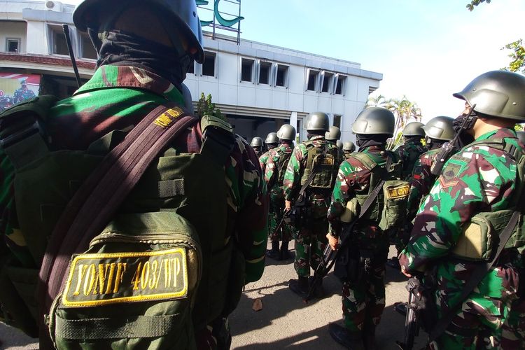 Pasukan TNI setelah latihan tempur di Kota Yogyakarta berkumpul di Jogja Expo Center (JEC), Sabtu (5/3/2022)