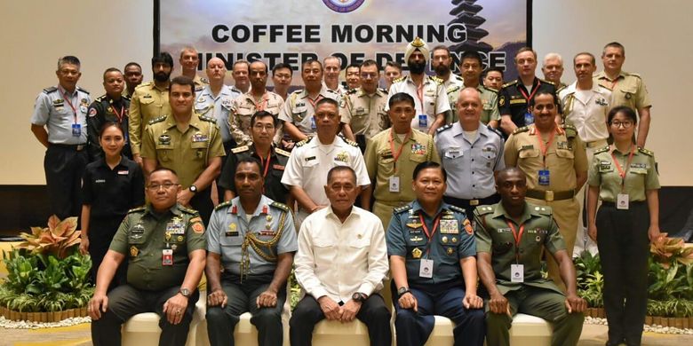 Menteri Pertahanan (Menhan) RI Ryamizard Ryacudu berfoto bersama Atase Darat, Atase Laut dan Atase Udara dari negara-negara sahabat sesudah acar coffe morning di Nusa Dua, Bali, Selasa (25/6/2019).