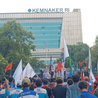Demonstrasi buruh menuntut revisi Permenaker Nomor 7 Tahun 2026 yang mengatur tentang pekerjaan alih daya (outsourcing). 
