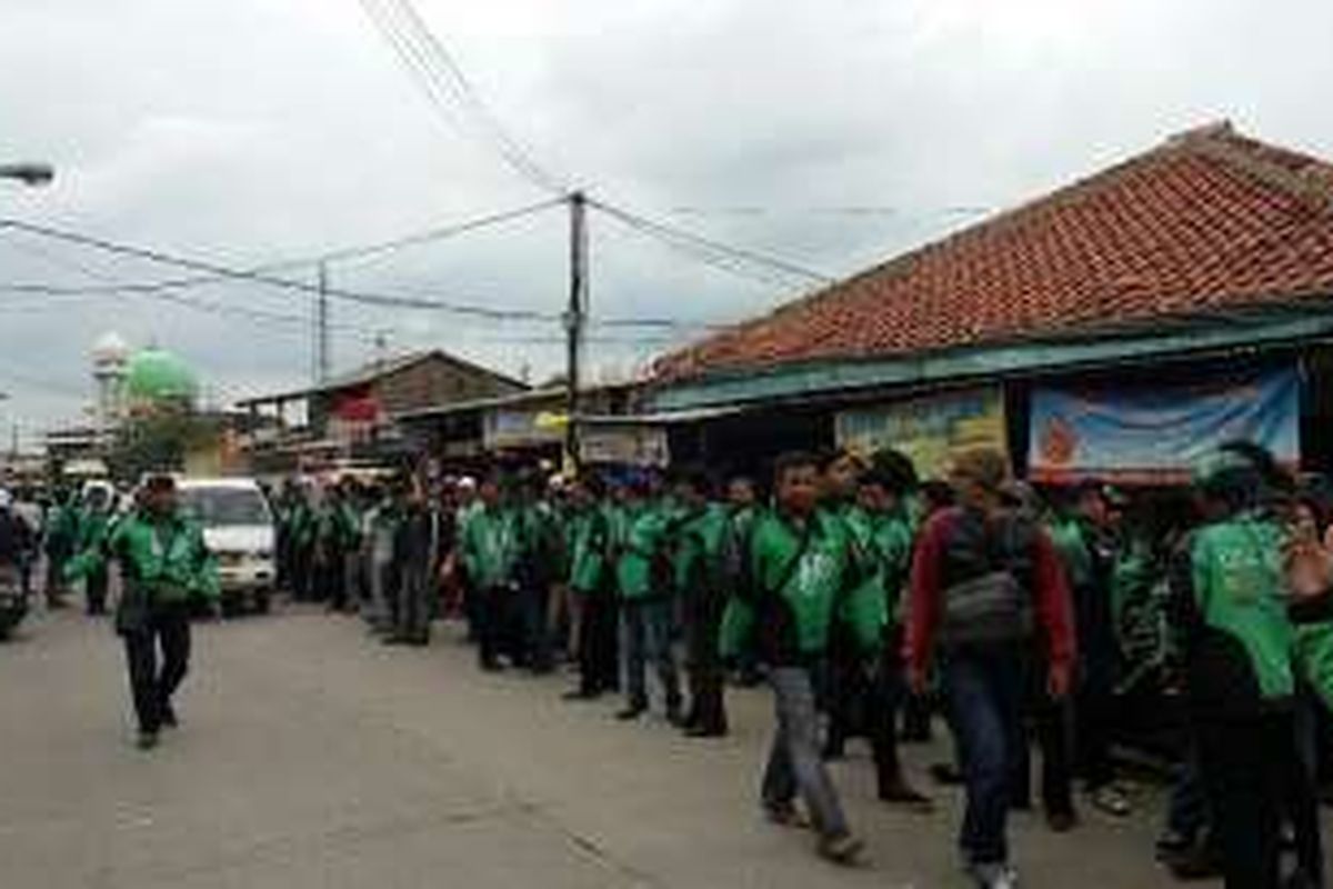 Sejumlah pengendara Go-jek berkumpul di kawasan Cipondoh, Tangerang setelah mengantar jenazah Zulkahfi pada Senin (8/2/2016).