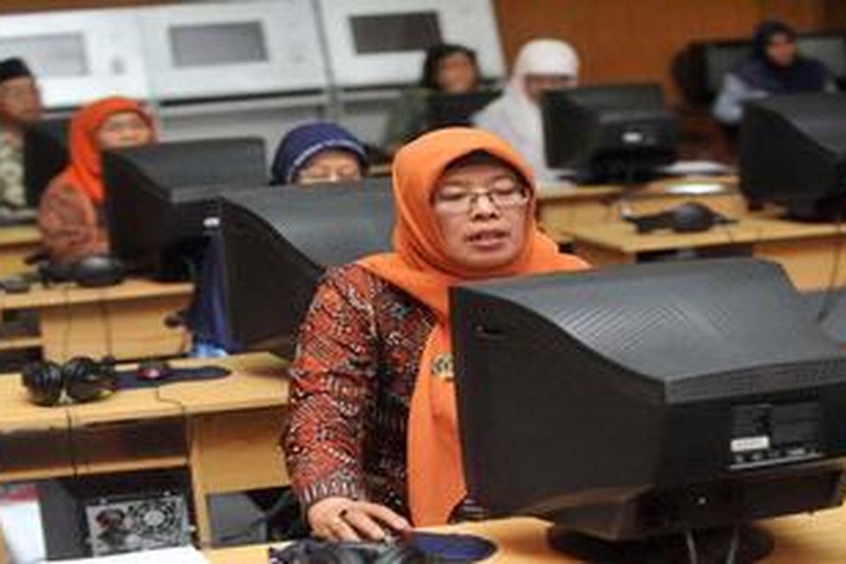 Uji Kompetensi Guru - Sejumlah guru mengerjakan soal Uji Kompetensi Guru secara daring (online) di laboratorium komputer SMK Negeri 2 Yogyakarta, Jetis, Yogyakarta, Selasa (31/7/2012). UKG gelombang kedua di sekolah itu pada hari tersebut berjalan lancar sedangkan gelombang sebelumnya gagal karena terkendala masalah koneksi ke server. 