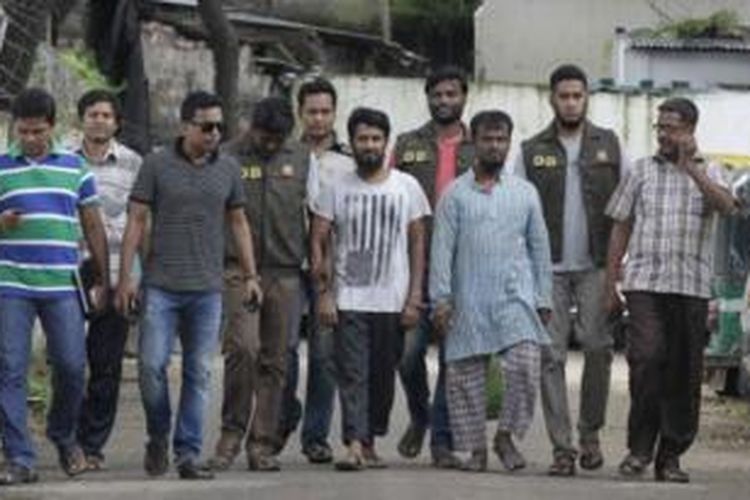 Polisi Bangladesh menangkap dua tersangka pembunuh penulis blog, yang merupakan anggota kelompok militan. 