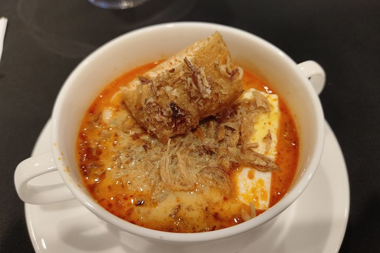 Laksa seafood khas Malaysia, salah satu hidangan khas Malaysia yang disajikan di The Ritz-Carlton Jakarta, Pacific Place, Senin  (17/11/2025). 