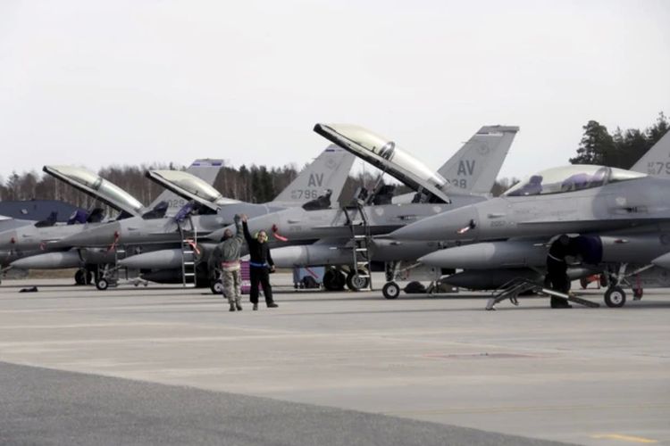 Pesawat tempur F-16 Skuadron Tempur 510 Angkatan Udara AS (USAF) diparkir di landasan di pangkalan udara Amari 26 Maret 2015.