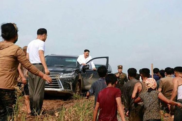 Pemimpin Korea Utara Kim Jong Un ketika mengunjungi korban banjir. Kim dilaporkan meniki mobil mewah jenis Lexus LX570.