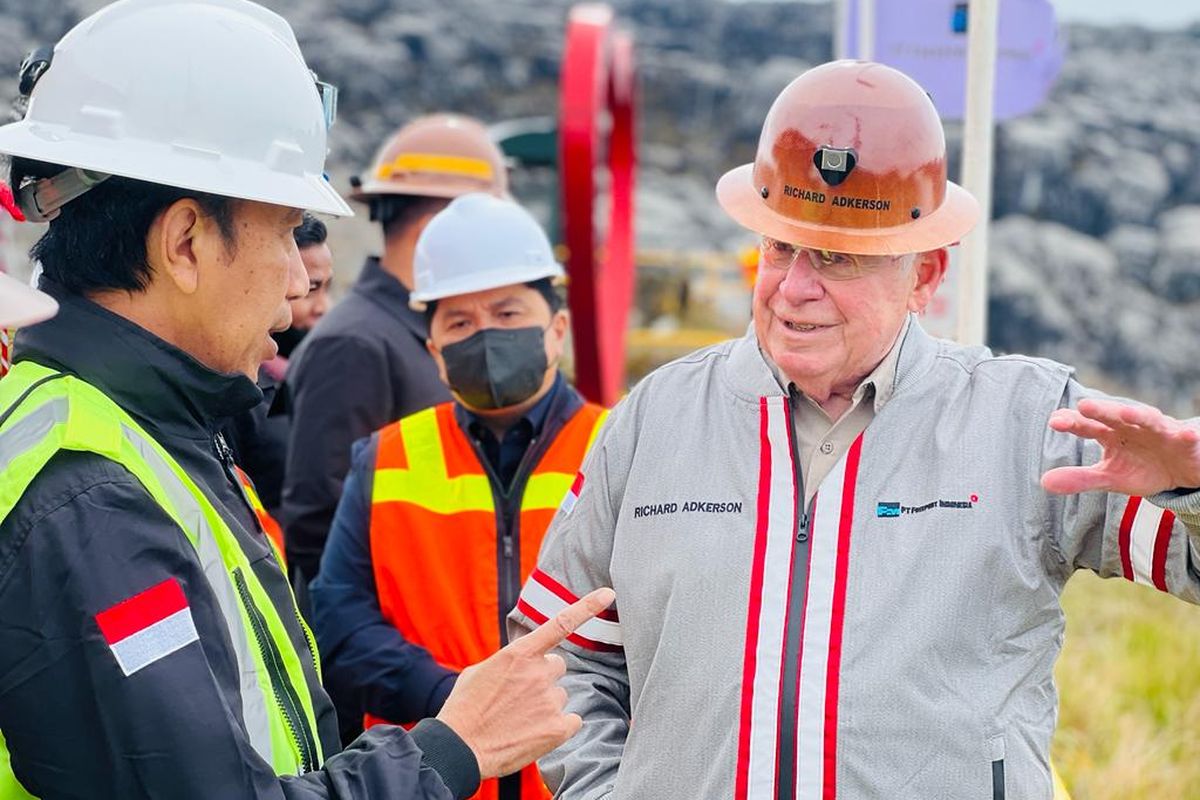 Presiden Joko Widodo berbincang dengan Presiden Komisaris PT Freeport Indonesia Richard Adkerson saat meninjau pertambangan Gasberg di Mimika, Kamis (1/9/2022).