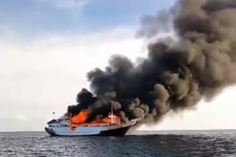 KM Berkat Niaga yang bermuatan karet terbakar di perairan laut Jebus, Bangka Barat, Rabu (1/12/2021).