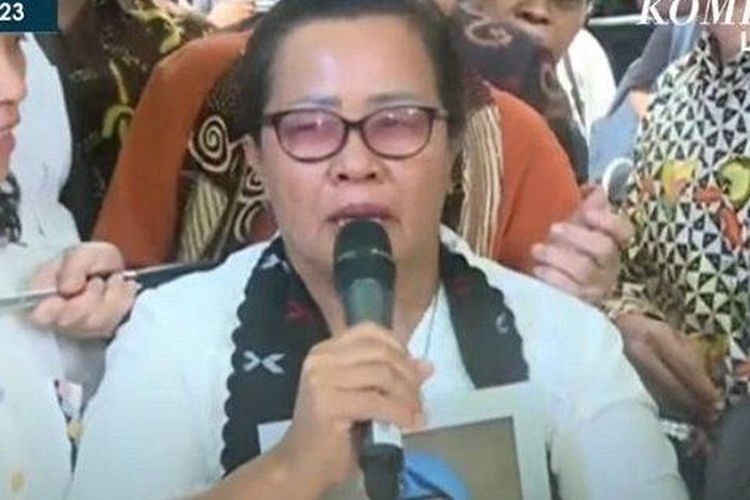 Ibunda Brigadir Yosua Hutabarat, Rosti Simanjuntak beri keterangan usai dengarkan vonis Ferdy Sambo di PN Jakarta Selatan, Senin (13/2/2023) 
