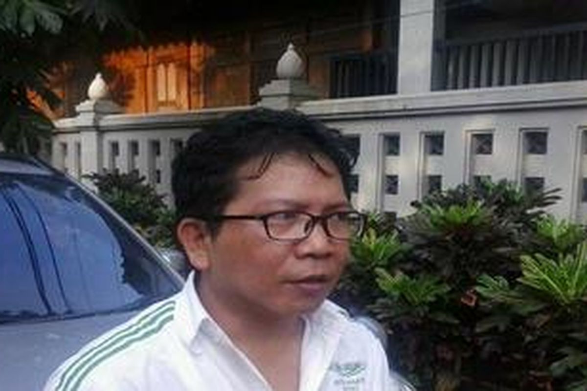 Ketua Umum Solidaritas Menangkan SBY (SMS) Rizal menyesal mengantarkan SBY memenangi pilpres 2009. Pasalnya, Presiden Susilo Bambang Yudhoyono lalai menjalankan tugas kenegaraan karena sibuk mengurusi partai Demokrat.