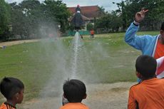 Isi Liburan, Siswa di Pamekasan Terbangkan Roket Air 