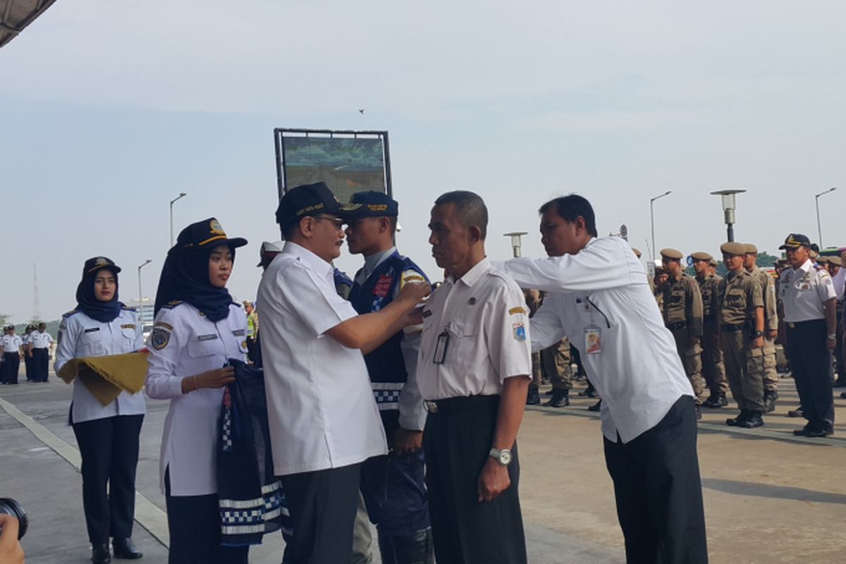 Pelaksana Tugas Gubernur DKI Jakarta Djarot Saiful Hidayat dalam apel pengendalian arus mudik dan arus balik di Terminal Pulogebang, Jakarta Timur, Rabu (14/6/2017).