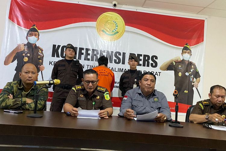 Dede Suharna, seorang buron kasus tindak pidana korupsi penyediaan Satpam DPRD Kota Pontianak, Kalimantan Barat (Kalbar) ditangkap setelah diburu selama 1 tahun. Kepala Seksi Pidana Khusus Kejaksaan Negeri Pontianak Hary Wibowo mengatakan, perburuan terhadap DPO cukup rumit, lantaran Dede kerap berpindah-pindah. 