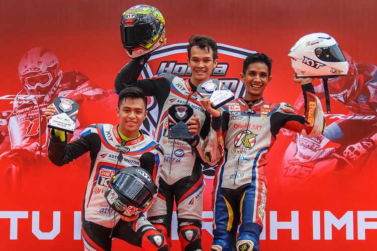 Yossie Legi Sadewo (tengah) yang sukses memenangkan kelas balap Honda Sonic 150R/Honda GTR 150 Tune up Seeded pada gelaran Honda Dream Cup 2019, Cimahi, Jawa Barat, Minggu (24/11/2019).