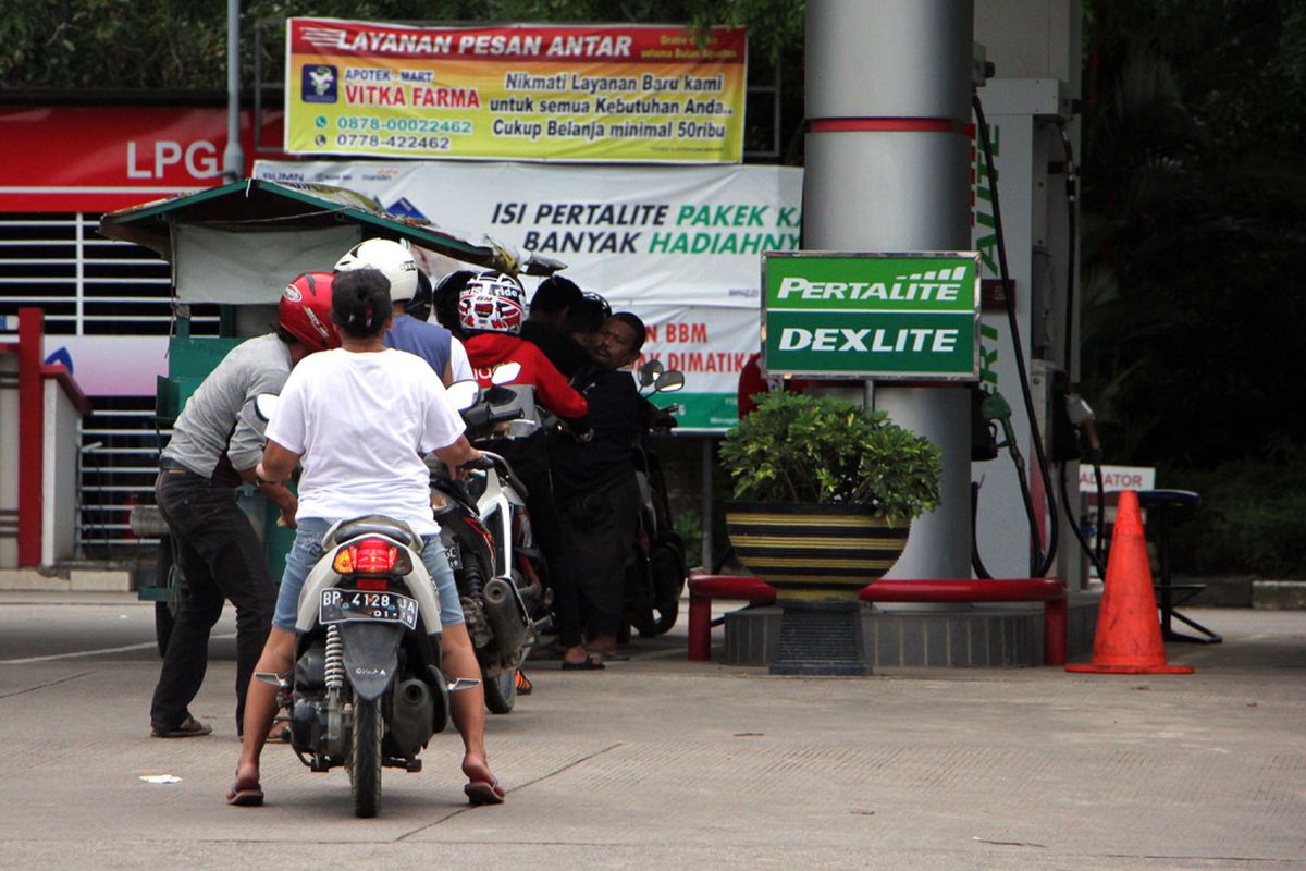 Sejumlah warga terlihat antri melakukan pengisian BMM. Saat ini BBM satu harga sudah berlaku di Kepri dan direncanakan akan ada enam SPBU. 4 SPBU di Natuna dan masing-masing satu SPBU di Kabupaten Anambas dan Kabupaten Bintan.