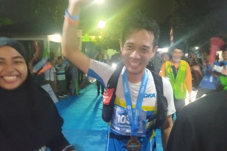 Pelari ultramarathon 150 kilometer Run To Care 2022 tiba di garis finish kompleks SOS Children's Villages Indonesia di Medan, Provinsi Sumatra Utara pada Sabtu (30/7/2022) malam.

Hendra Siswanto yang mengenakan nomor urut 1031 mencatatkan waktu 19 jam, 41 menit, dan 43 detik. 